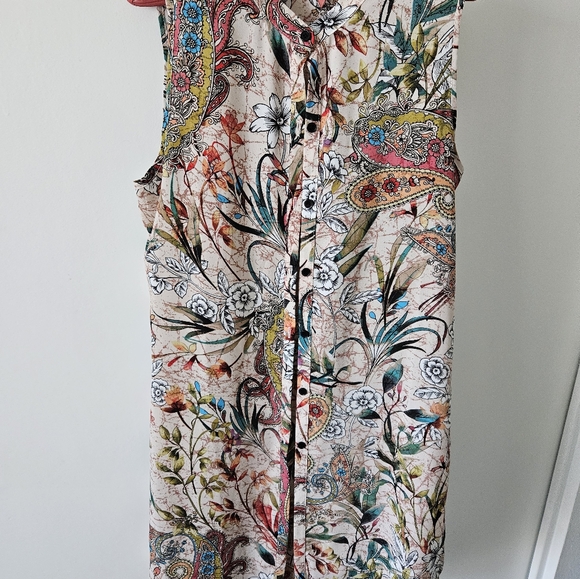 Sleeveless tunic. Hi-low hemline. Flat friendly! - Picture 1 of 7